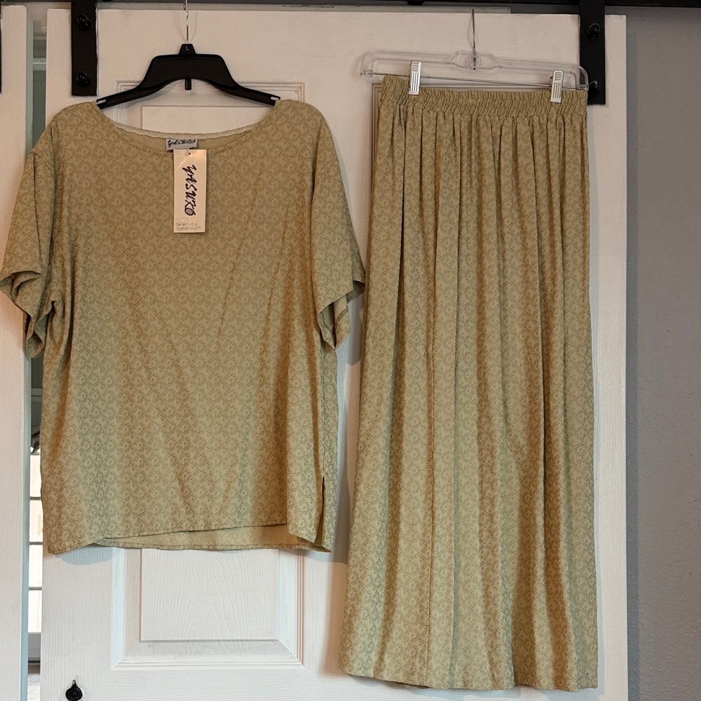 Simplicity Matching Two-Piece Set in Pale Olive Green S /M